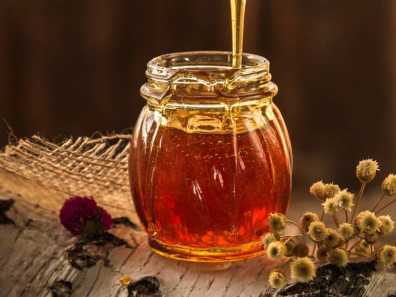 น้ำผึ้ง ผลผลิตจากน้ำหวานของเกสรดอกไม้ หรือแหล่งอื่นๆ ที่ผึ้งงานได้นำมาเก็บสะสมไว้ที่รังผึ้ง